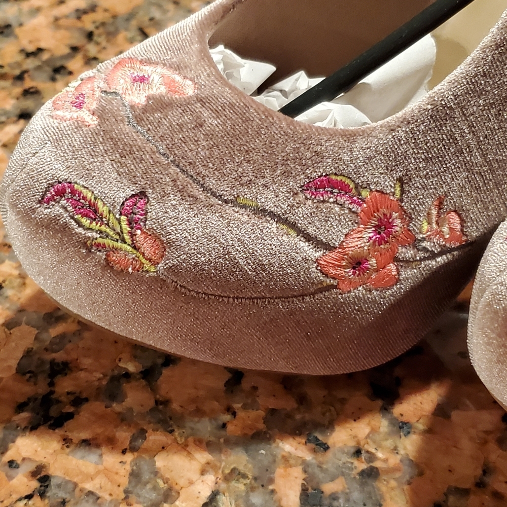 Forever Taupe Floral Heels Mult Sizes NIB 3/$25 - Picture 2 of 6